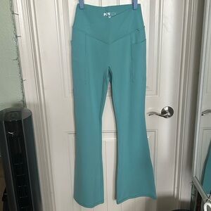POPFLEX Crisscross Hourglass Flared Leggings with Pockets - Oasis
M / 31'
